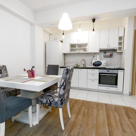 One Bedroom Apartment With Private Parking Skopje Ngoại thất bức ảnh