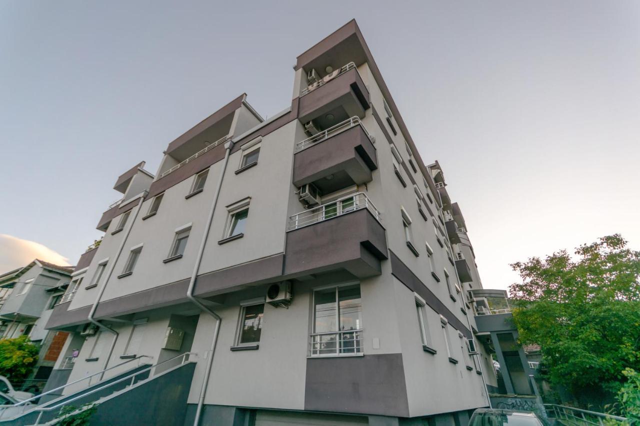 One Bedroom Apartment With Private Parking Skopje Ngoại thất bức ảnh